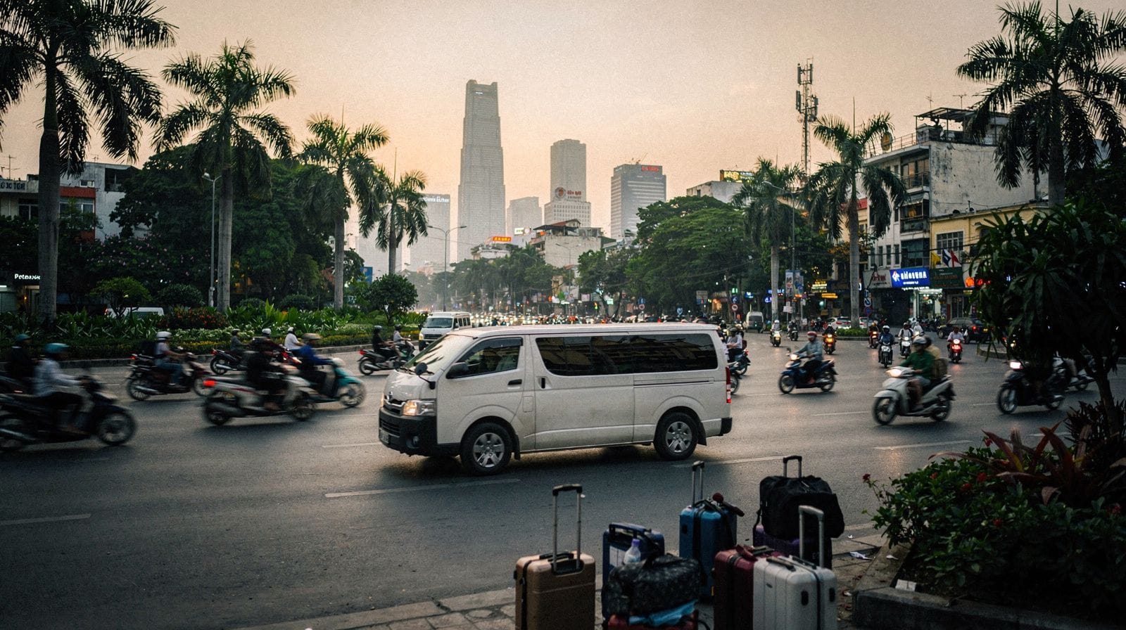 Hue to Hoi An Transfers: Car, Minibus or Train Over the Hai Van Pass