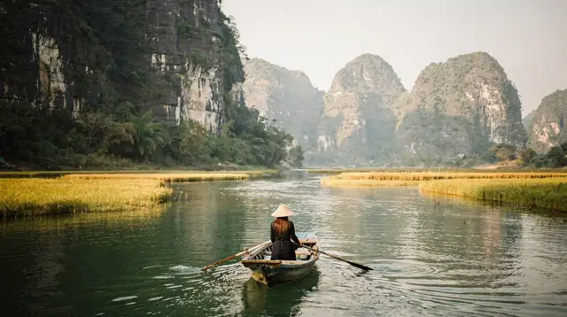 Ninh Binh Tours: Trang An vs Tam Coc, Hoa Lu and Mua Cave