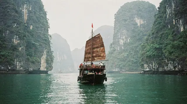 Perfume River Boat Trips in Hue: Thien Mu Pagoda and the Imperial Waterfront
