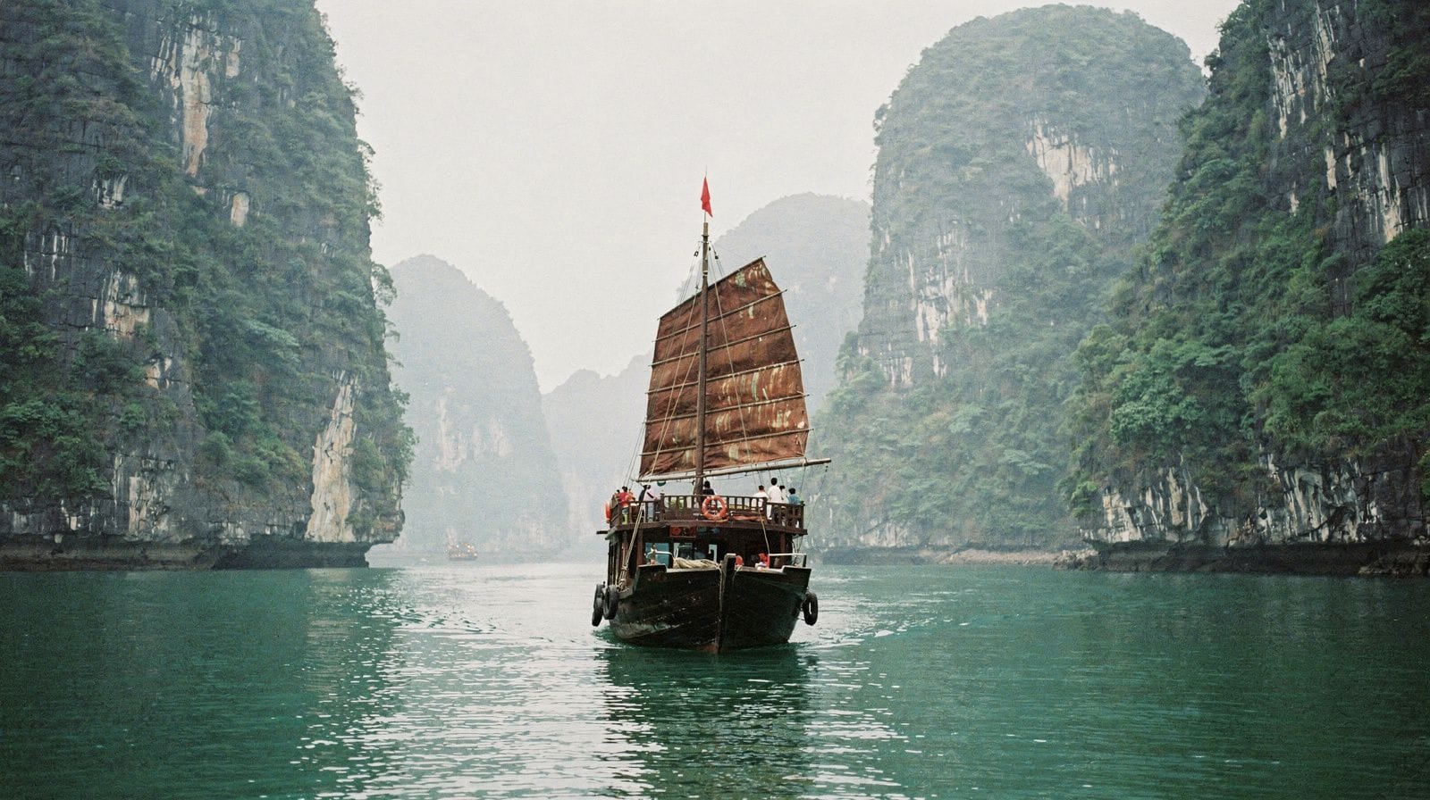 Perfume River Boat Trips in Hue: Thien Mu Pagoda and the Imperial Waterfront